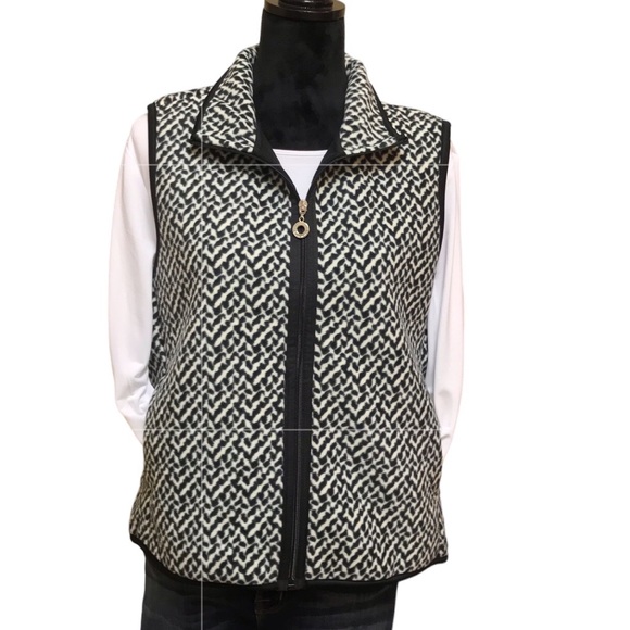 ❤️NWT Sporty and Warm Petite Fleece Vest - Picture 2 of 6